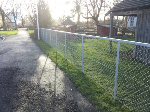 I dag skal vi tale om opsætning af trådhegn med en virksomhed, som både sætter hegn op hos både private og erhvervskunder.
